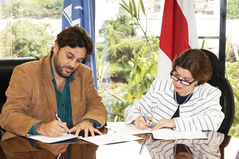 Yamileth Astorga, Presidenta Ejecutiva de AyA  y  Adrián Vargas, Gerente de D&PL Semillas y firmando el convenio de cooperación para mejorar el abastecimiento de agua potable en Cañas.
