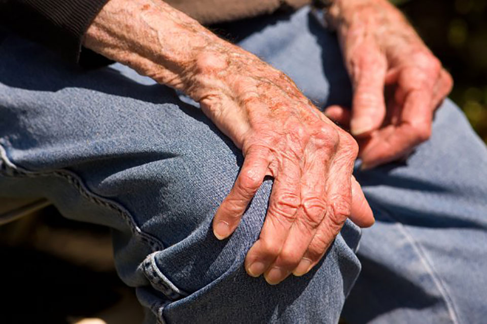 Parkinson prevalece en población adulta mayor.