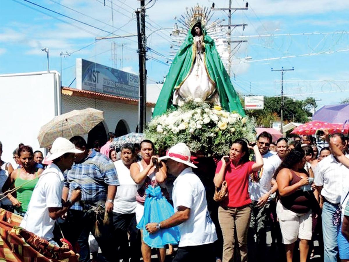La Yeguita con la chirimía, el tambor y la muñeca, bailando a la virgen de Guadalupe por las calles de Nicoya.