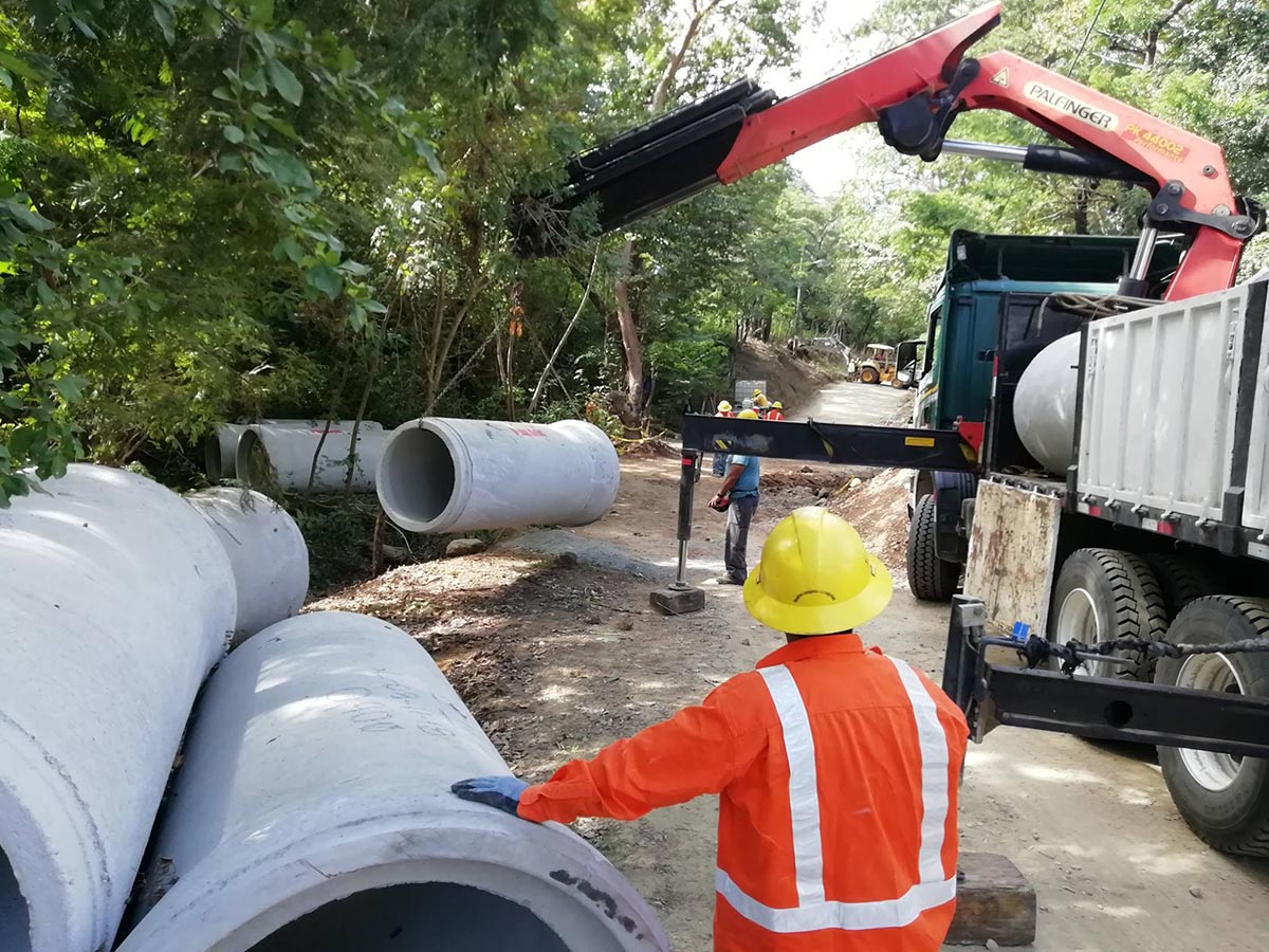 Trabajos paso de alcantarillas camino  que comunica Chumico con San Juan, Santa Cruz