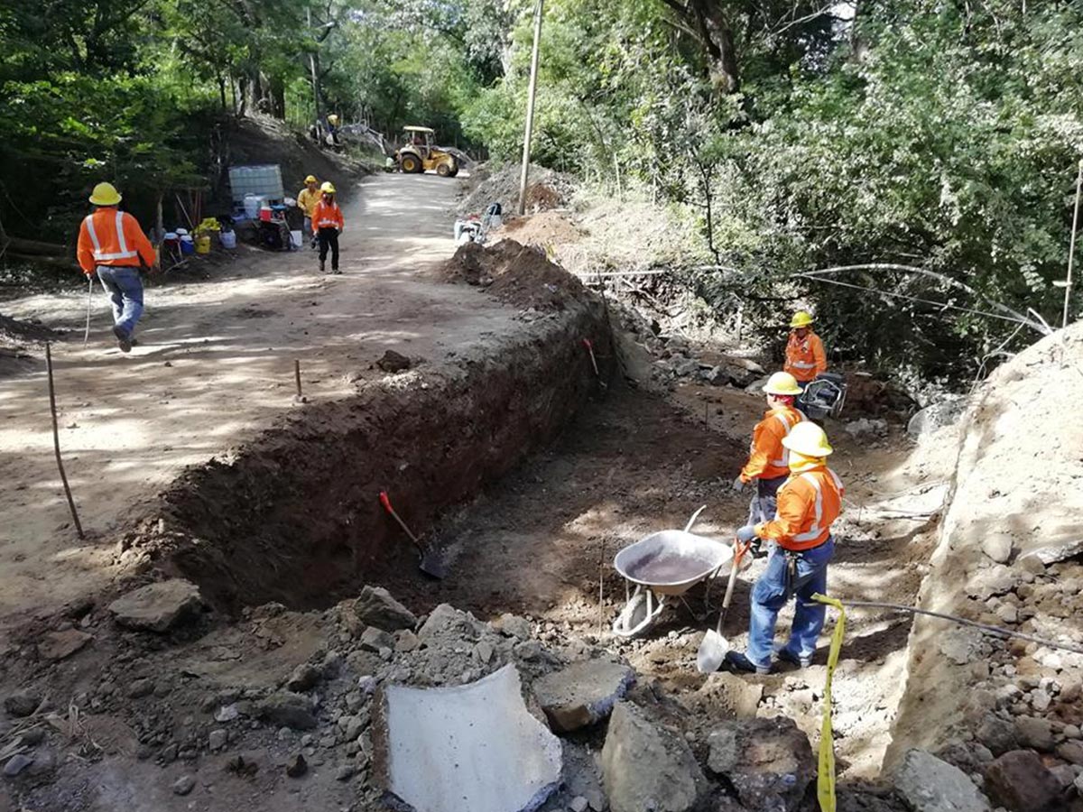 Trabajos paso de alcantarillas camino  que comunica Chumico con San Juan, Santa Cruz