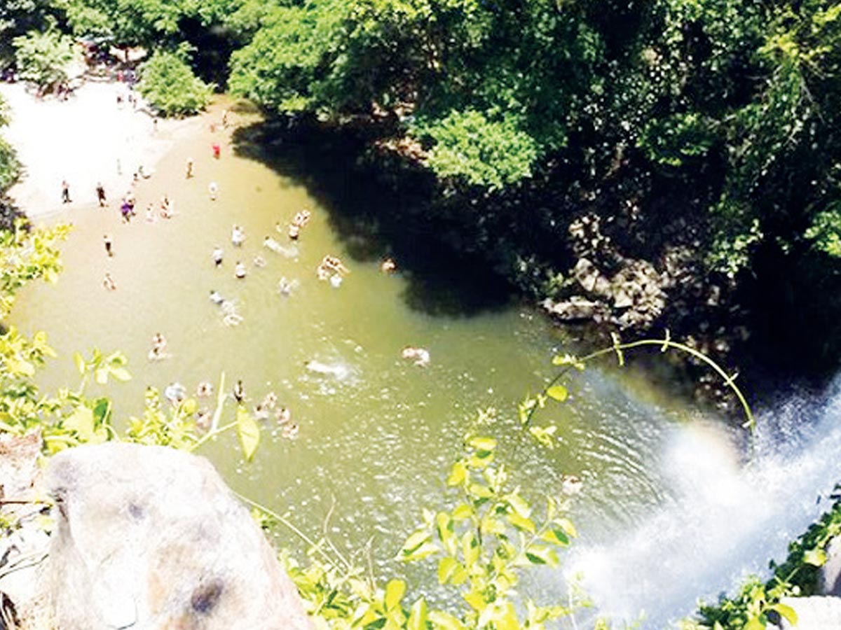 Panorámica de arriba hacia abajo donde se observa el oasis y playa que se forma.