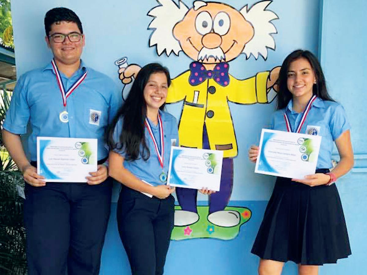 Equipo de Feria Científica 2018. Estudiantes Luis Manuel y Francella de undécimo nivel y Ioshy décimo nivel.