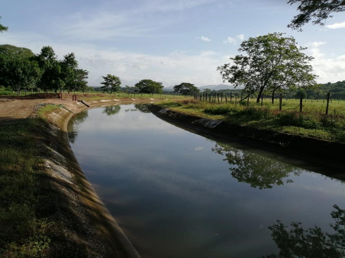 Apertura del canal para el abastecimiento de Agrolajas. Foto MAG