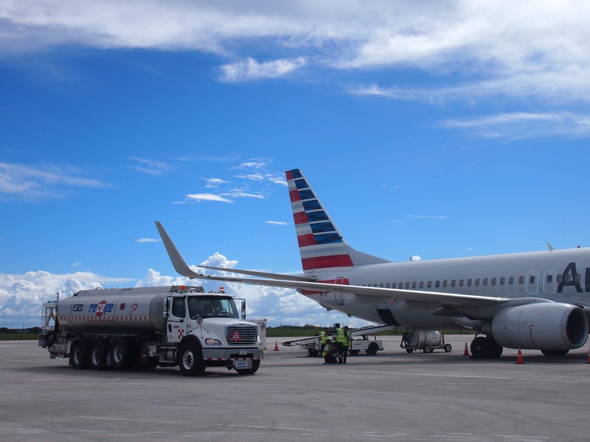 RECOPE brinda el suministro de combustible a 19 aerolíneas que llegan a esta terminal aérea, así como a  diversos vuelos privados