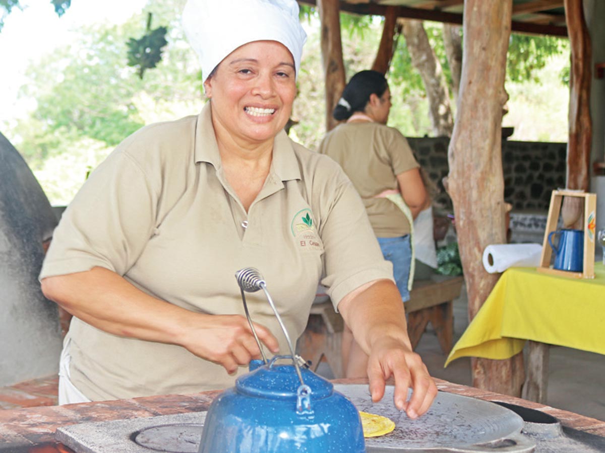 El trato amable y comida criolla es parte de los servicios de Hacienda El Cenízaro.