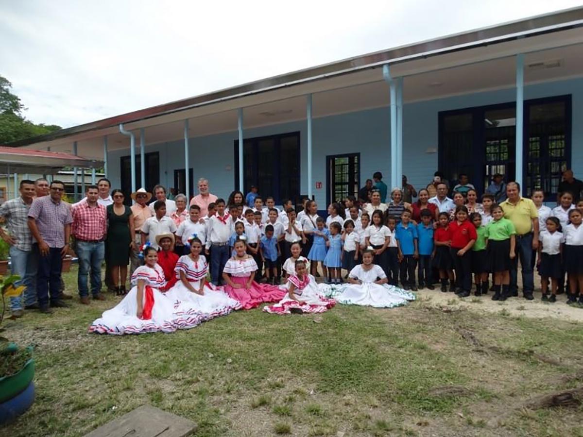 El acto de entrega de la restauración de la Escuela Andrés Briceño, en Quebrada Honda de Nicoya, realizado en agosto 2018, contó con la presencia de Diego Meléndez, director del Centro de Patrimonio, los arquitectos ganadores del certamen, actual y anterior personal docente de la escuela, alumnos, miembros de la comunidad y de la Junta de Educación.