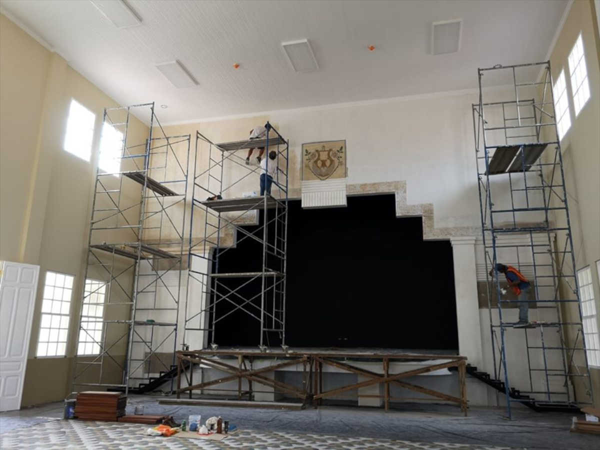 Los decorados descubiertos en el escenario del salón de actos de la Escuela Jesús Jiménez fueron restaurados en estos días. Por: María José Calderón, ingeniera a cargo de las obras.