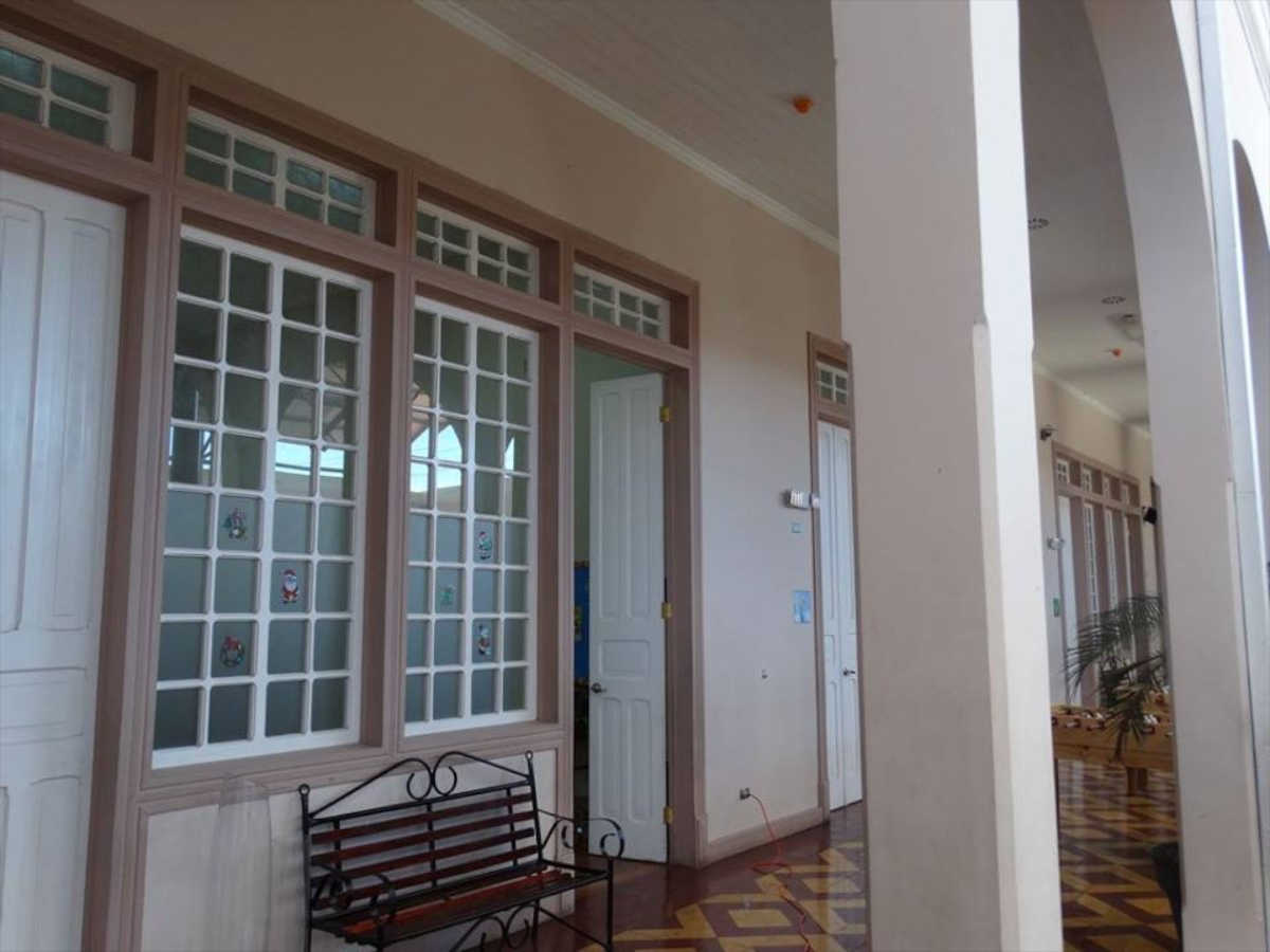 La Escuela Ascensión Esquivel posee puertas de madera de dos hojas sobre las que hay un montante rectangular de ocho vidrios pequeños, cielo raso de madera en tablilla, pisos de madera en aulas y de mosaicos en pasillos y patio central circundado por corredores con columnas que rematan en arco.Por: Centro de Patrimonio.