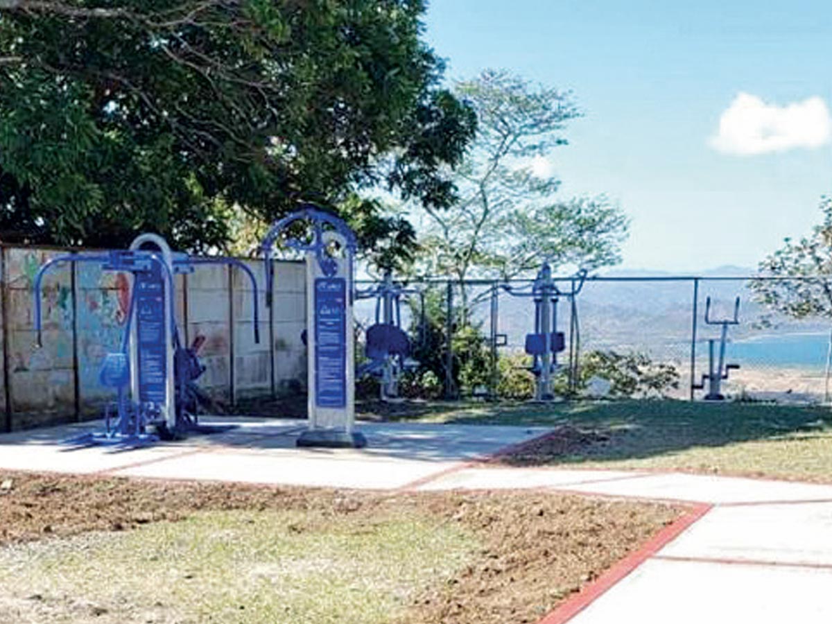 Polideportivo cuenta con paisaje hacia el mar.