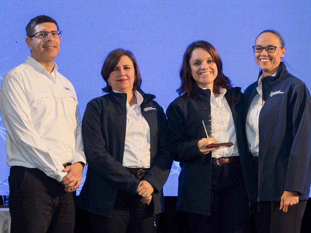 El Gerente General, Gustavo Vargas, y la presidenta de la Junta Directiva, Jeannette Ruiz, con la directora de Responsabilidad Social, Silvia Chaves, y la directora de Relaciones Institucionales, Jéssica Soto