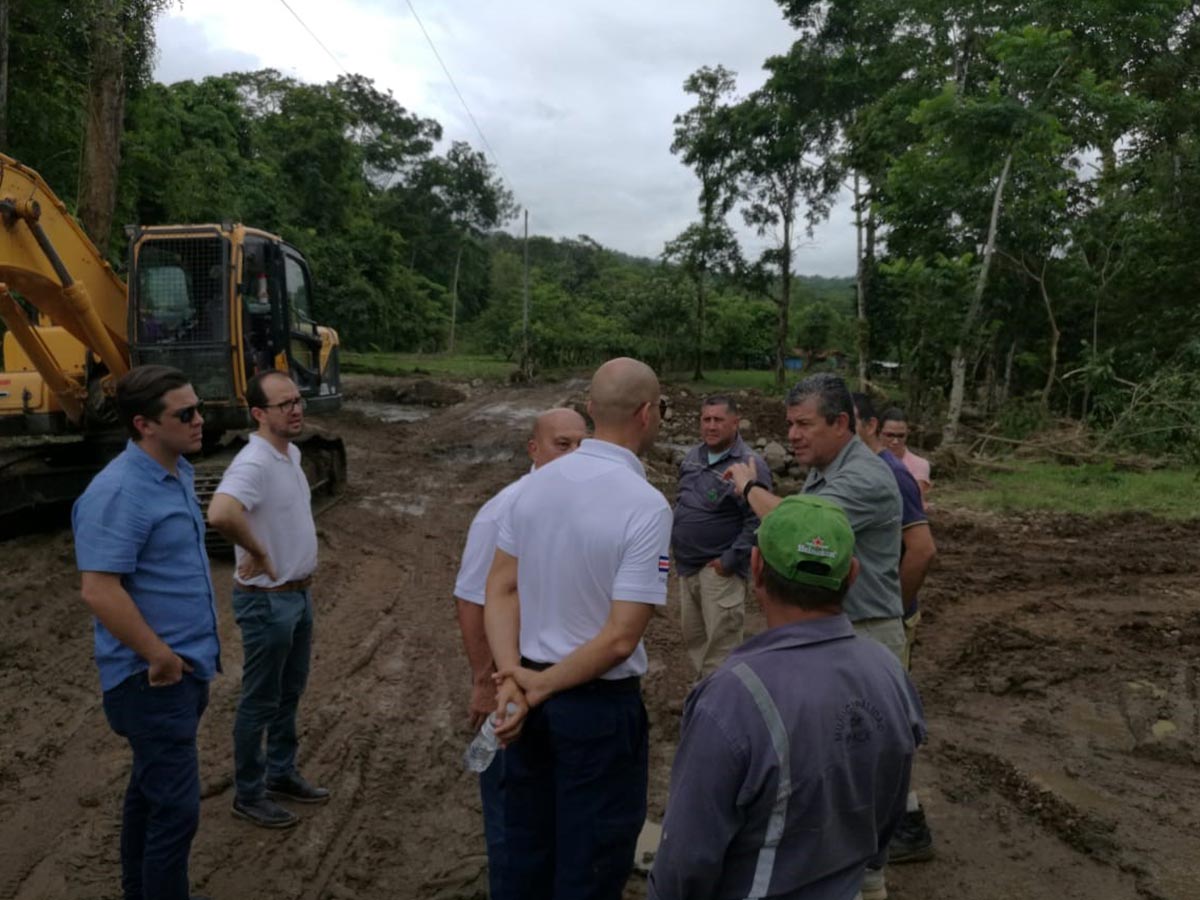 Vicepresidenta Epsy Campbell, representantes del IMAS, de gobierno local y la CNE visitaron este viernes la zona para dar respuesta a necesidades de la población. 