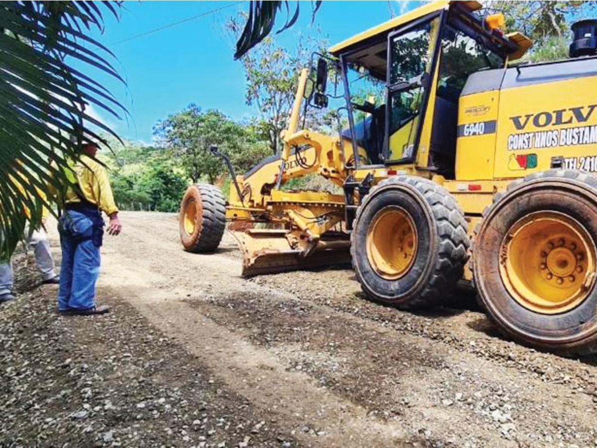 Para el plan de rutas en lastre se invertirán alrededor de ¢10.000 millones. Crédito de foto: Presidencia de la República.