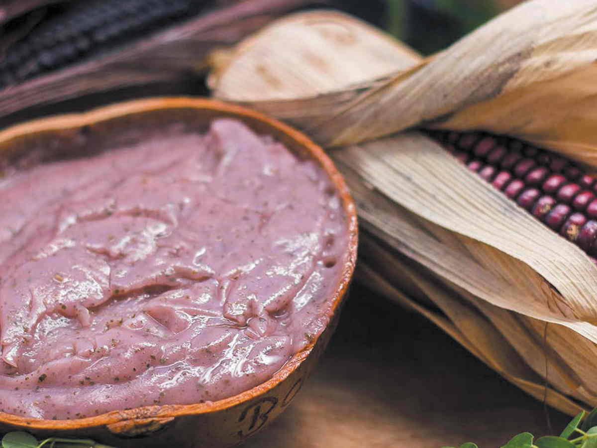 El maíz fue el cultivo más importante de la época y la base de comidas y bebidas diversas entre ellaspozoles, atoles, tamales pisques, tortillas,y bebidas como chichas, pinoles y chichemes. También fue considerado el elemento místico en sus ritos y ceremonias religiosas.