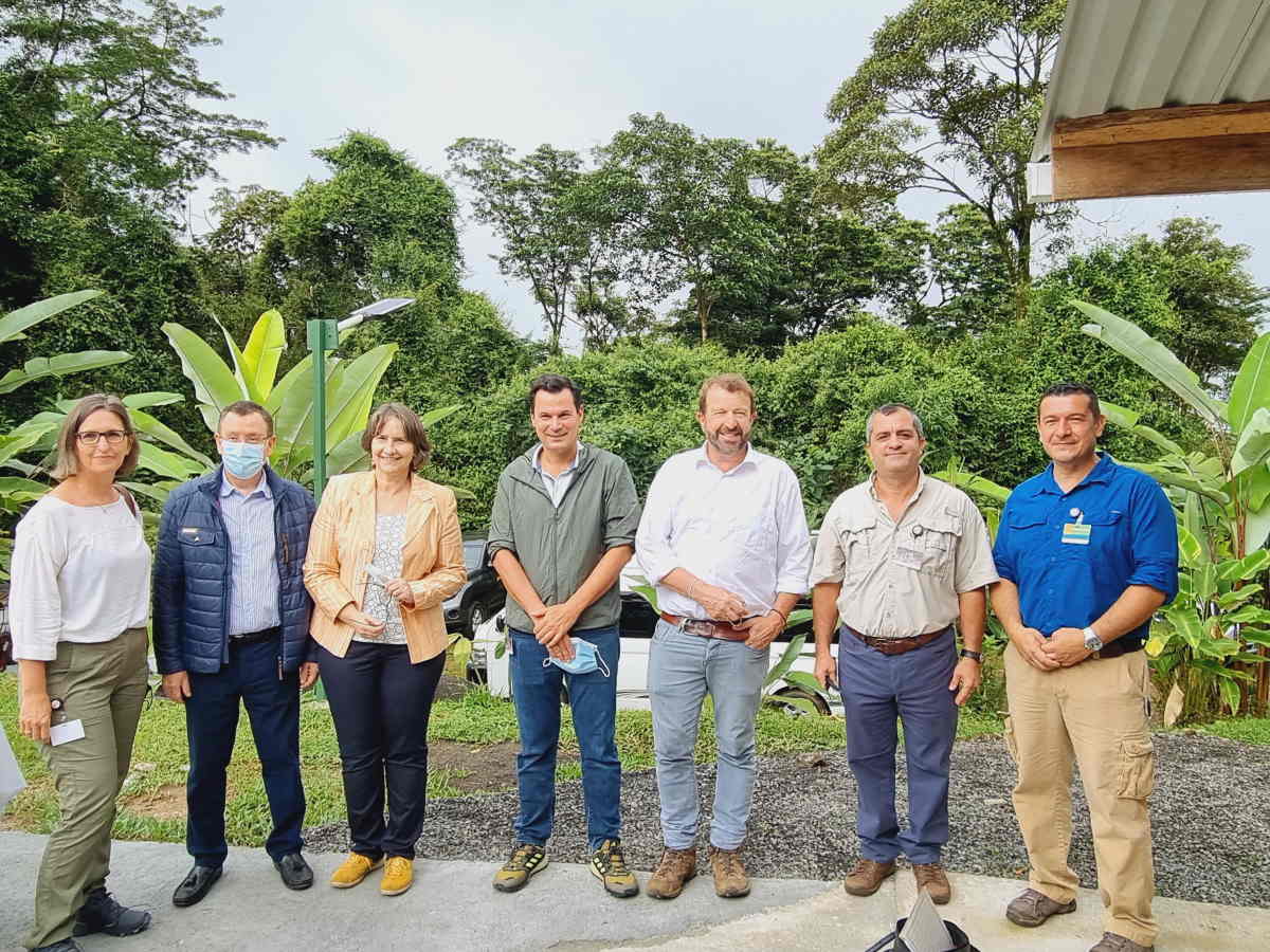 De izquierda a derecha:  1.- Svenja Paulino, directora del Programa Biodiversidad y Negocios en Centroamérica y República Dominicana de la GIZ.   2.- Óscar  Alcamán Riffo, embajador de Chile en Costa Rica.  3.- Martina Nibbeling-Wriessnig, embajadora de Alemania en Costa Rica.   4.- Andreas Villar, director del Clúster Regional de Biodiversidad y Cambio Climático de la Cooperación alemana para el desarrollo, GIZ.   5.- Rainer Stoll, CEO de Travel to Nature.   6- Paul Valenciano, gerente general de Bosque La Tigra   7.- Adolfo Quesada, gerente operativo de Bosque La Tigra.