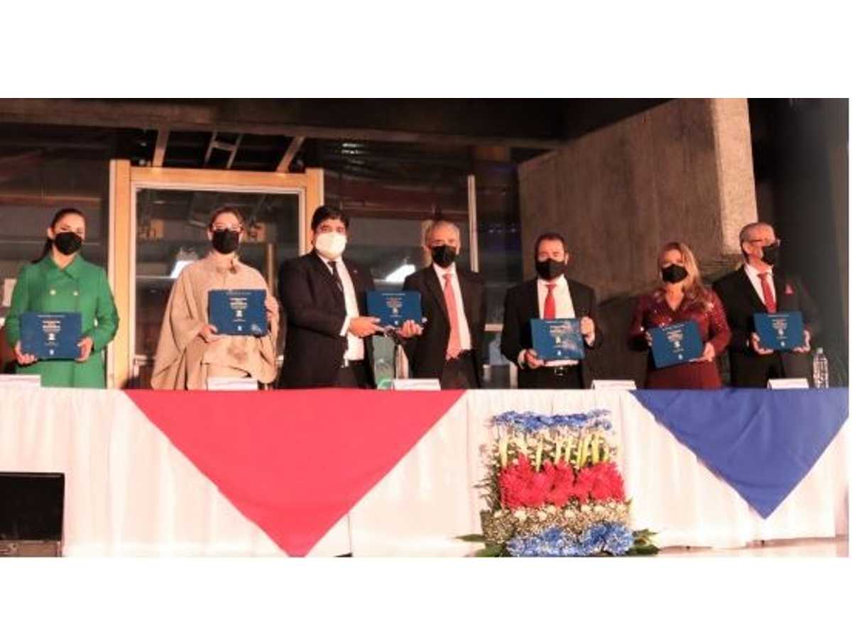 El presidente de la República, Carlos Alvarado, recibió del rector de la UNED, Rodrigo Arias Camacho, el libro Un encuentro con la historia, la ruta del bicentenario, durante la conmemoración de los 200 años de la independencia de Costa Rica, en Cartago