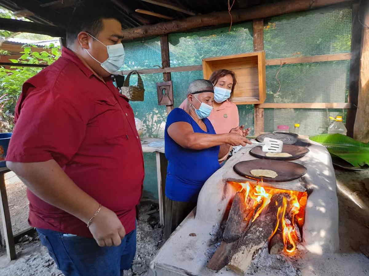 El proyecto toma involucra a las personas, a los líderes comunales y a los emprendimientos en los procesos para generar y socializar beneficios ecosistémicos. Crédito de foto: Municipalidad de Nicoya.