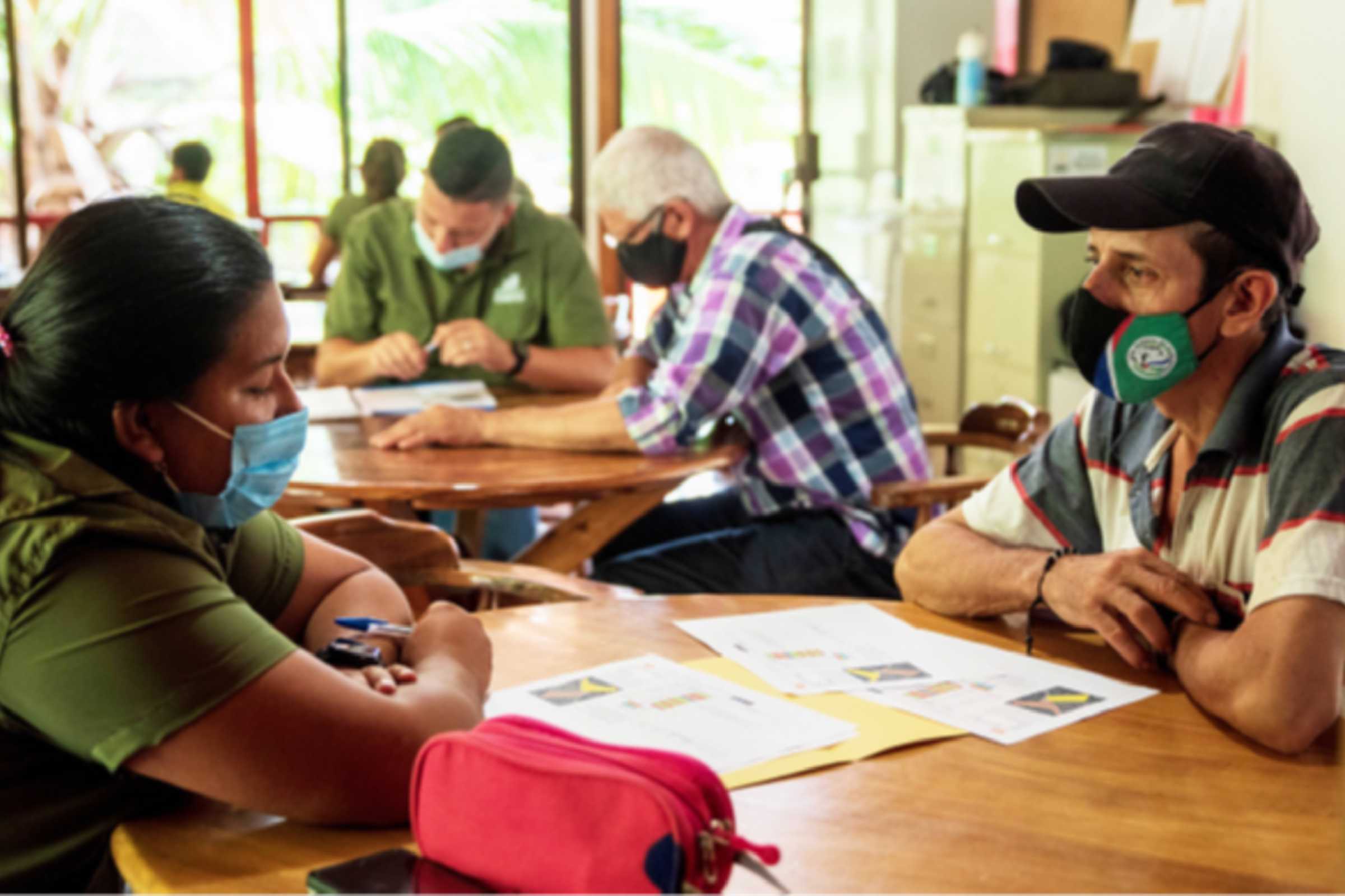 Universidad EARTH y FundaciónWalmart con gran impacto en Guanacaste apoya mujeres y hombres productores de café y cítricos para que puedan producir mejor y con prácticas más sostenibles.