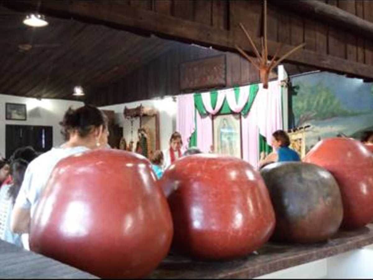 Nimbueras utilizadas para contener líquidos en la Cofradía de la Virgen de Guadalupe, Nicoya. La palabra nimbuera proviene de “nimbú”, que significa agua en la lengua chorotega. Es una de las pocas palabras que permanecen del idioma de los pueblos originarios de Guanacaste. Foto cortesía de Delia Arce.