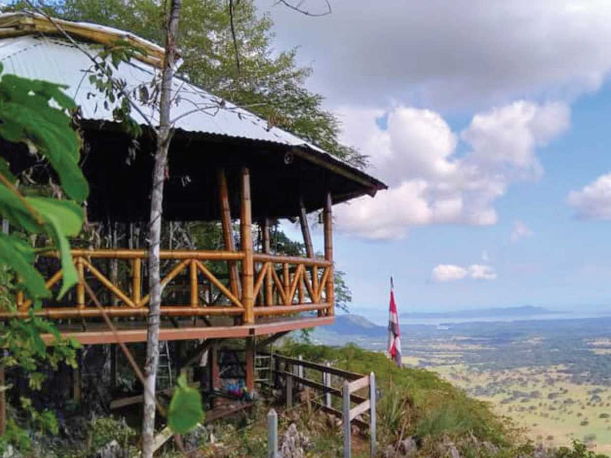 Crédito de la foto PNBH. / El Golfo de Nicoya, el pueblo de Barra Honda y las montañas altas de Hojancha y Nandayure es parte del paisaje que se observa desde el mirador Nacaome.