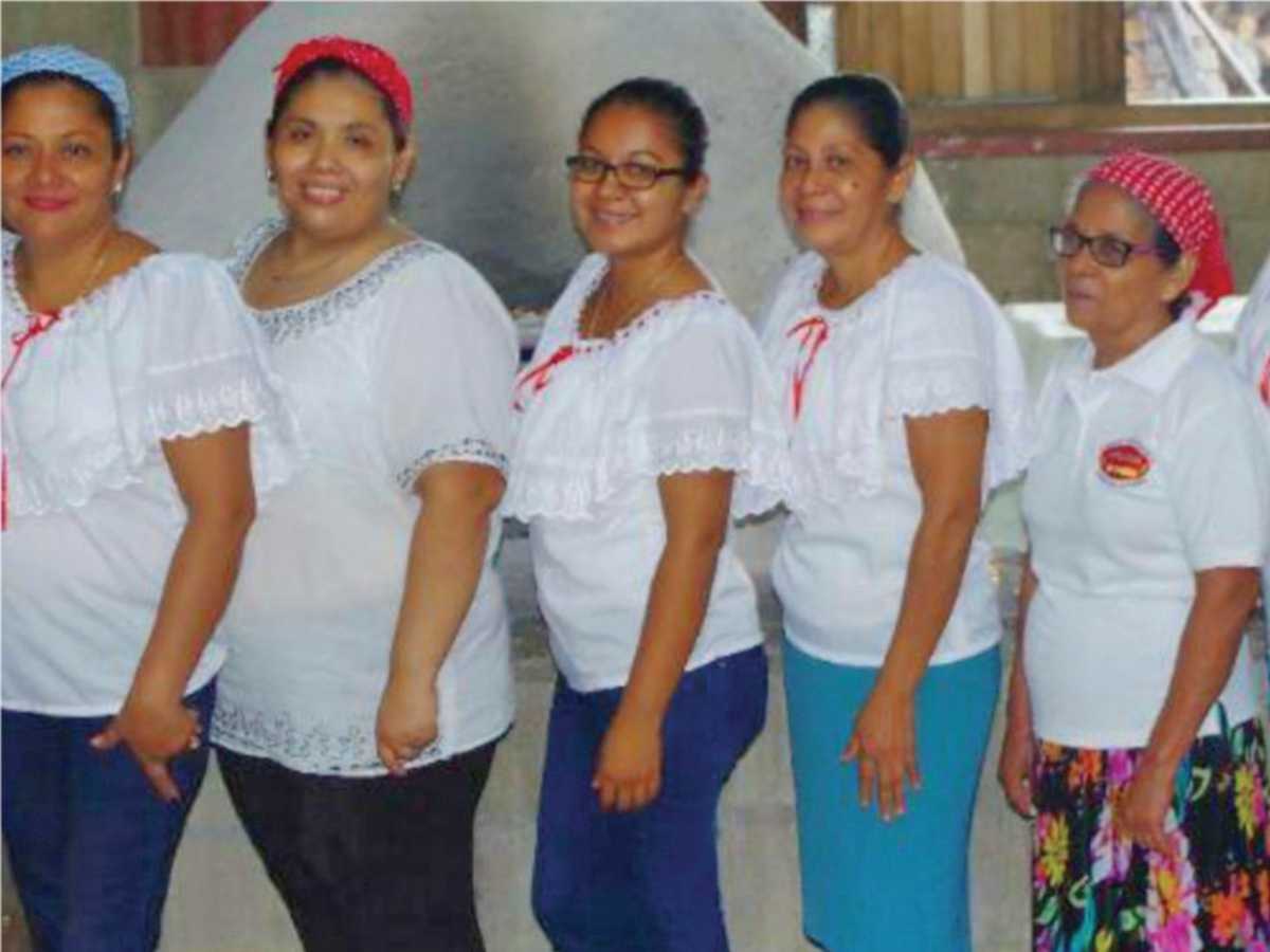 Sobeida Gómez (segunda de izquierda a derecha), lucha junto a otras mujeres por sacar adelante a sus familias mediante el emprendimiento de rosquillas.