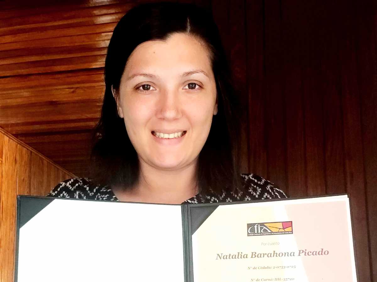 Natalia Barahona Picado, es una de las tres graduadas en Ingeniería en hidrología de la Sede Regional Chorotega que recién se incorporaron al CFIA.