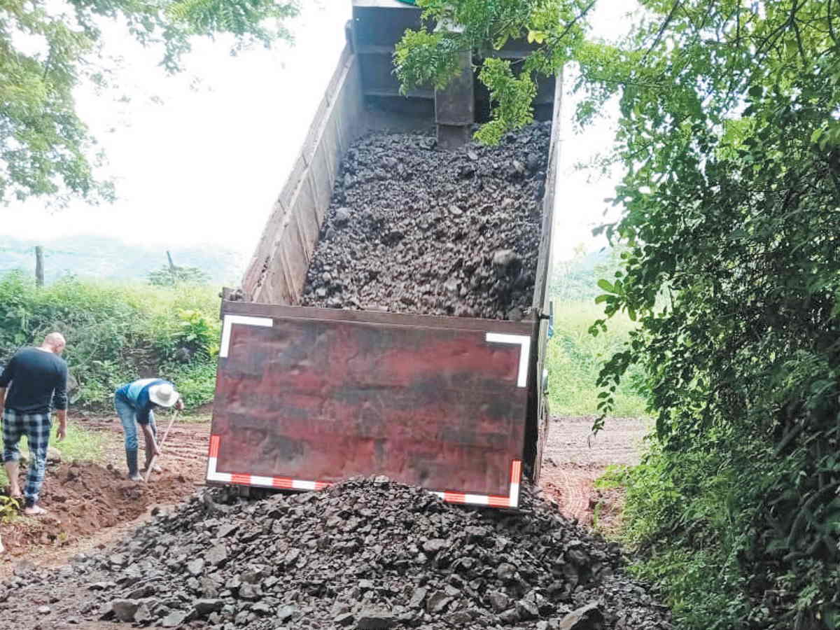 El sector de La Alianza en la ruta 24 de Abril, que comunica el cementerio con Paso Hondo, es uno de los caminos de importancia para el cantón de Santa Cruz, ha sido rehabilitado. Crédito de foto: Municipalidad de Santa Cruz.