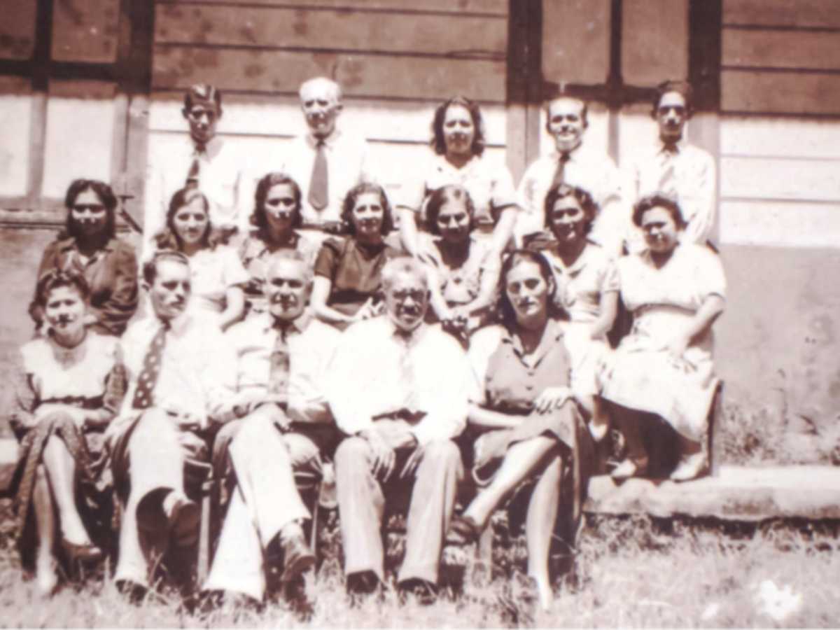 Esa foto es en la vieja Escuela Leonidas Briceño de Nicoya. Primera fila de izquierda a derecha, el cuarto. En la foto están entre otros: Blasito Arauz, Anibal Montero, Ramiro Arauz, Magdalena Briceño, Ilma Cárdenas, Sergia Orozco, Antonio Arce, Saul Cárdenas.