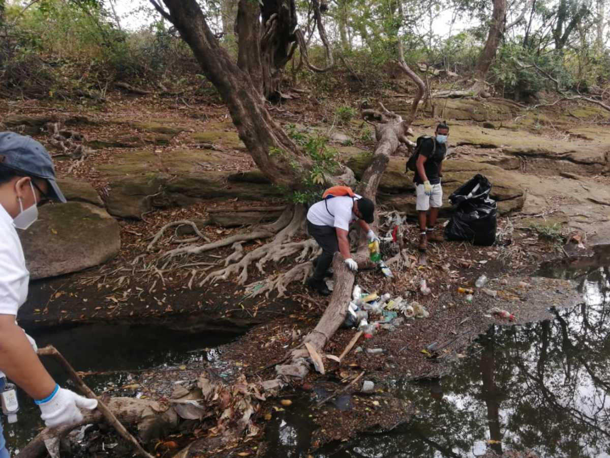 La jornada de limpieza del río Liberia cumple múltiples propósitos, pero tiene como propósito crear una nueva cultura del agua que redunde en la calidad de vida de la población. (Foto Medardo Moscoso Vidal).
