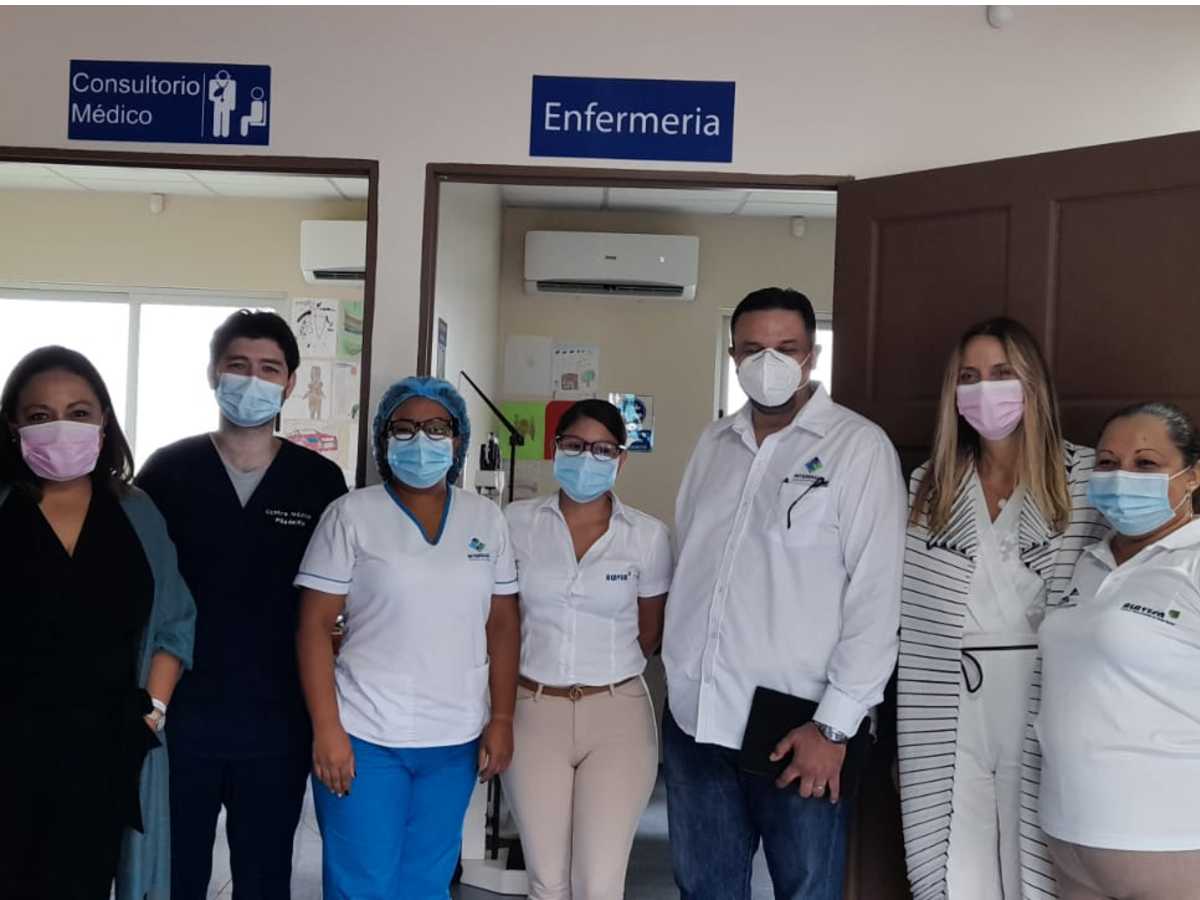 Equipo médico de la clínica y representantes del departamento de Responsabilidad Social de la cadena hotelera  Riu.