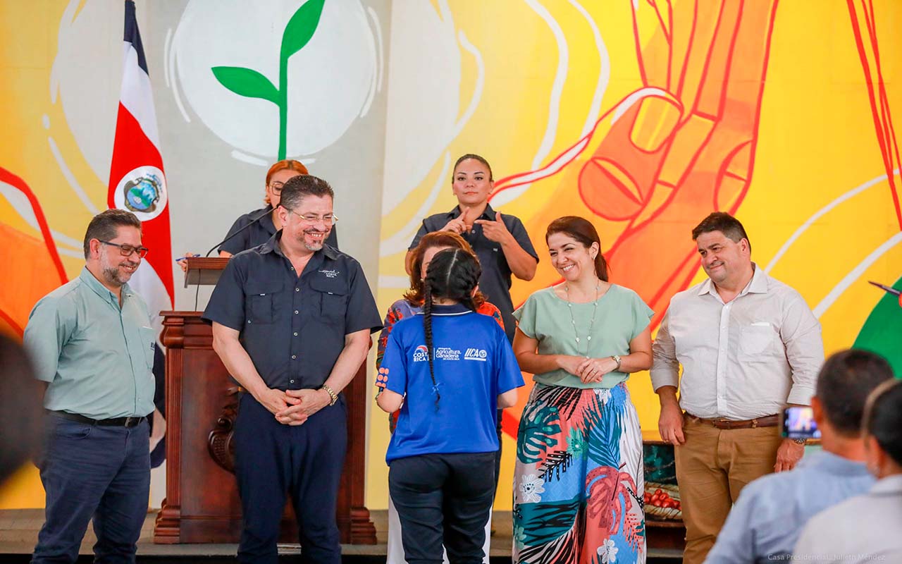 Un centenar de jóvenes rurales se gradúan de Escuela de Líderes Agrícolas impulsada por Ministerio de Agricultura y Ganadería de Costa Rica y el IICA.alt