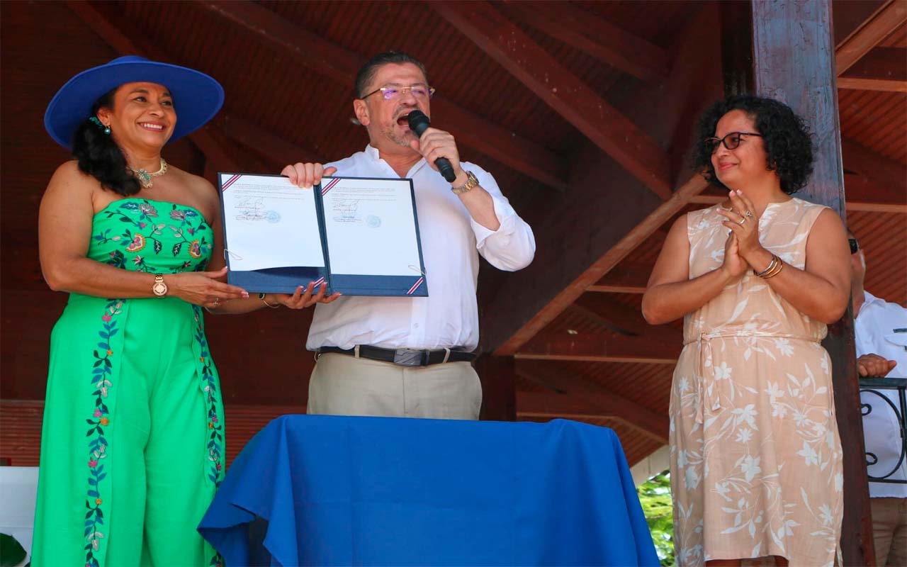 Presidente de la República, Rodrigo Chaves Robles y la ministra de Cultura y Juventud, Nayuribe Guadamuz Rosales: firmaron el decreto de “Creación de la Comisión Auxiliar de la Comisión Nacional de Conmemoraciones Históricas