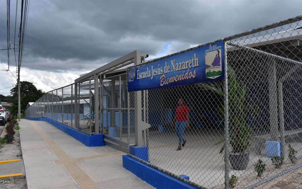 Presidente inaugura nuevo centro educativo en Liberia que alberga a 830 estudiantes.alt