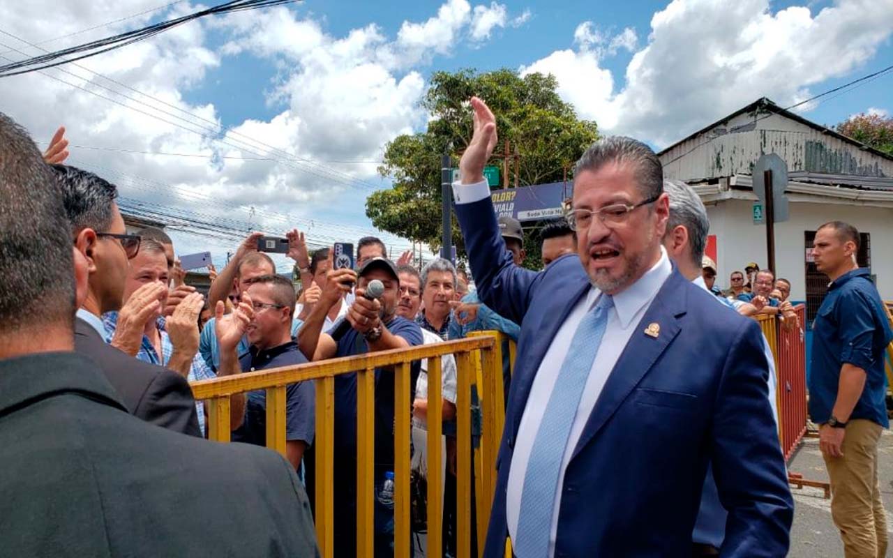 Presidente Rodrigo Chaves atiende representantes de la Federación Nacional de Autobuseros de Costa Rica.alt