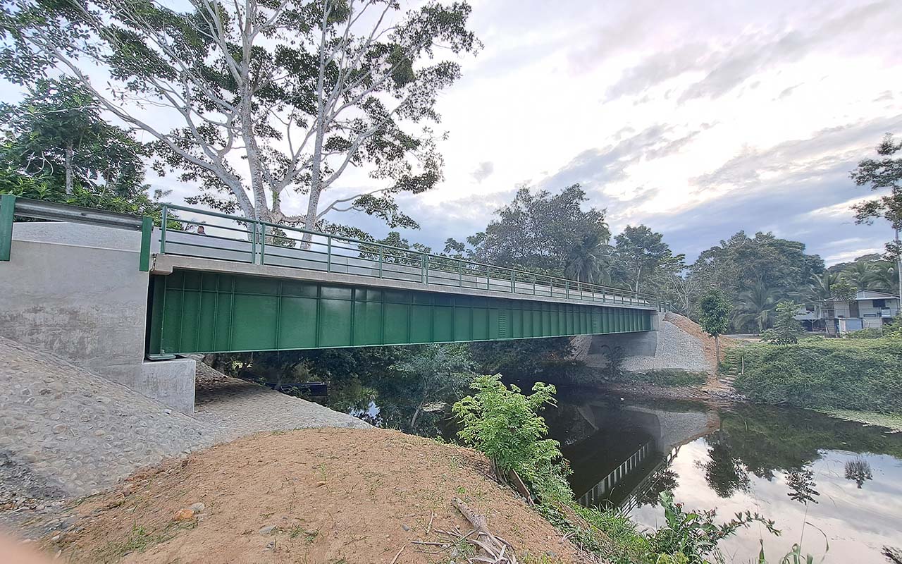 NUEVO PUENTE EVITA QUE NIÑOS VIAJEN EN BOTE HASTA SU ESCUELA Y SE CONVIERTE EN IMPULSO PARA LA PRODUCCIÓN AGRÍCOLA DE SIXAOLA .alt