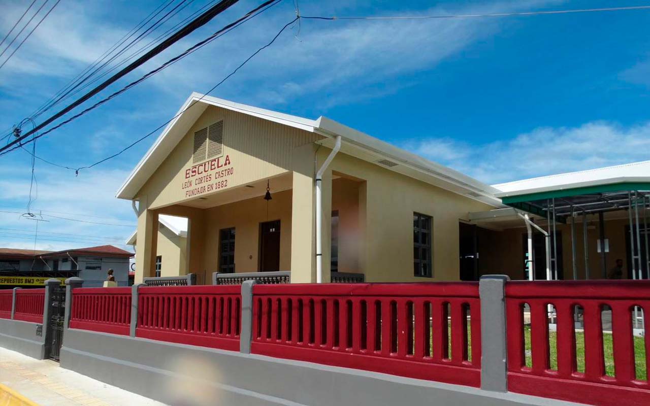 La Escuela León Cortés Castro,se cerró durante cinco años, pero revivió gracias al empeño de la Junta de Educación y la asesoría del Centro de Patrimonio Cultural.alt