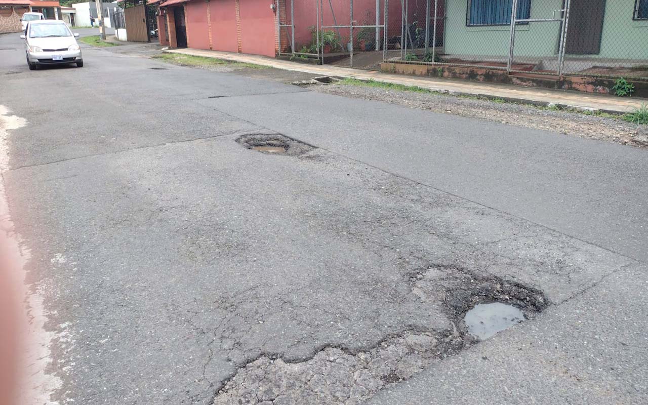 Falta de mantenimiento terminó de agravar el deterioro de las carreteras del país.alt