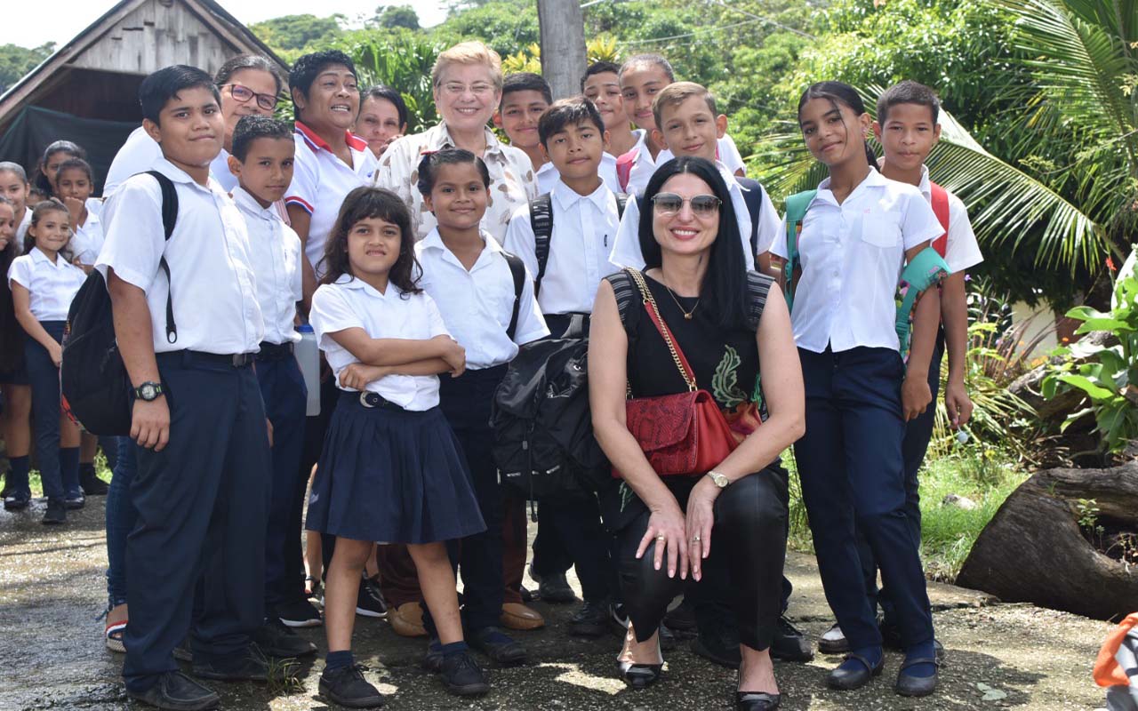 Primera Dama entrega becas de inglés a estudiantes de Isla Venado.alt