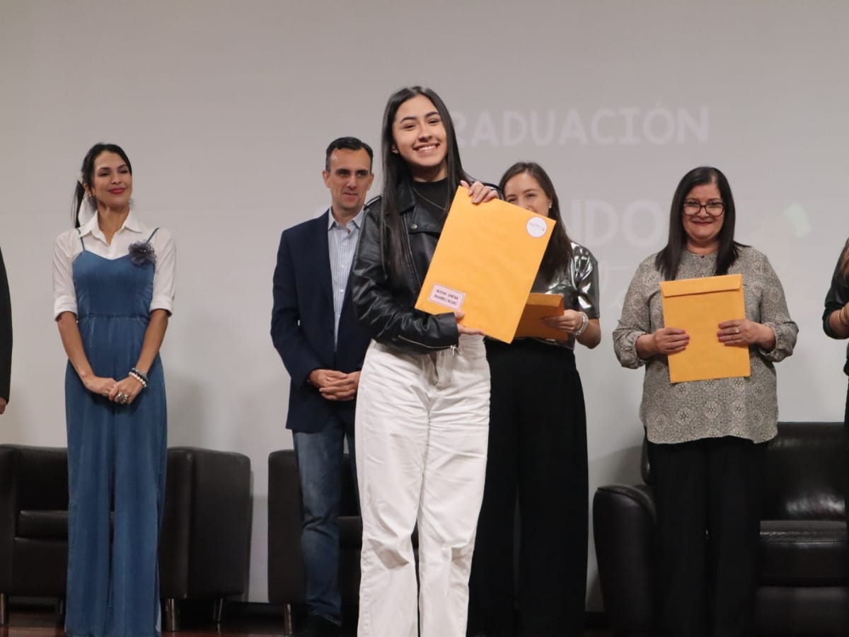 Gracias al trabajo de Primera Dama de la República Signe Zeikate 29 adolescentes se convirtieron en la segunda generación de la iniciativa CreSiendo juntas.