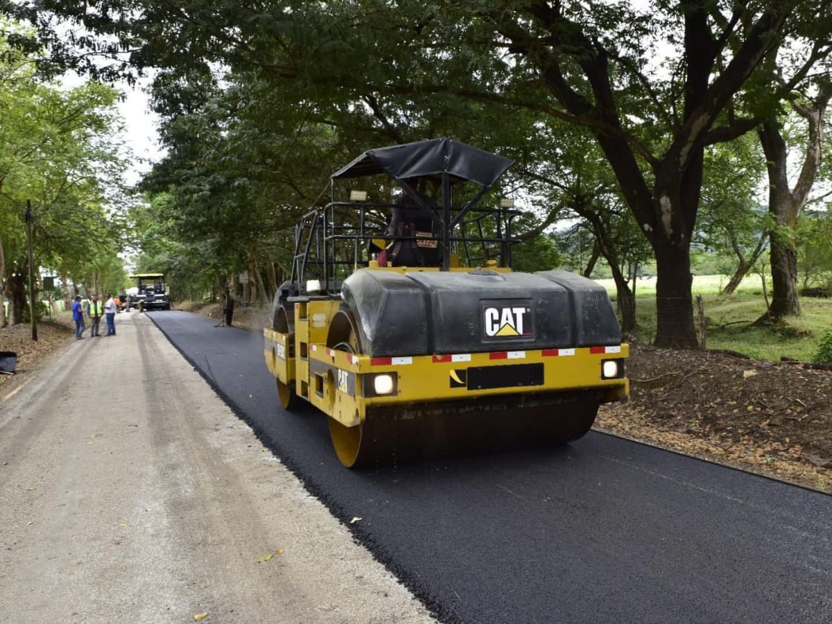 Con una inversión que asciende a ₡130 millones, este lunes la Municipalidad de Nandayure inició la colocación de la nueva carpeta asfáltica en la ruta San Jones, (camino 5-09-090) desde el redondel de Santa Rita, a Los Cocos San Pablo.