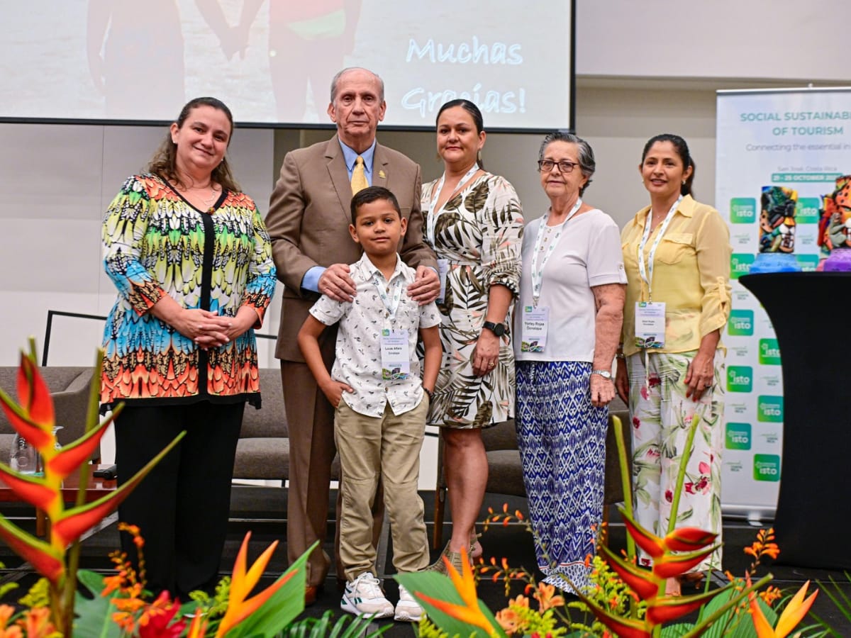 Con la ayuda de sus compañeros de escuela, profesores, familiares y amigos Lucas Alfaro de ocho años, recolectó cientos de tapitas para ayudar en los tratamientos de quimioterapia de su mejor amigo y otros niños.