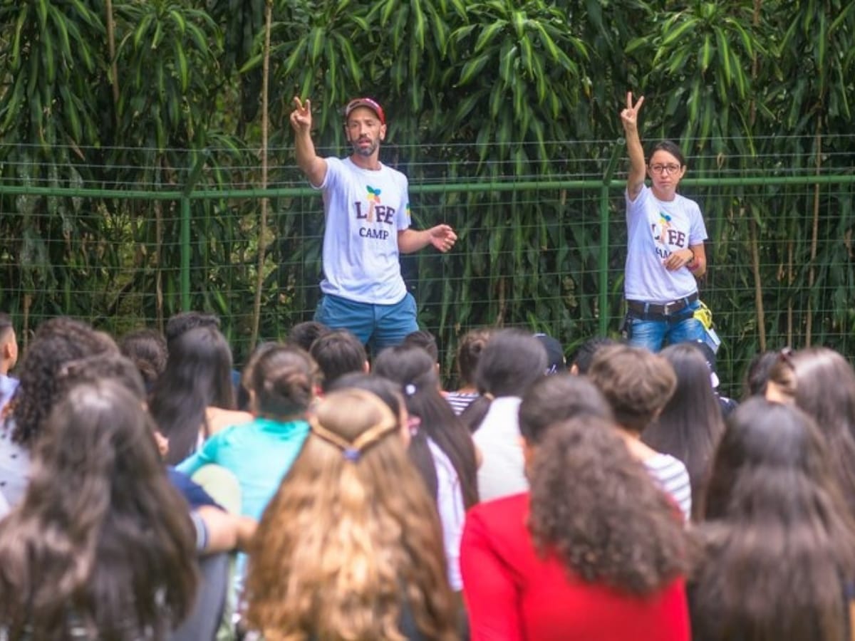 En entornos naturales y seguros, como los campamentos de verano, los jóvenes desarrollan empatía, resiliencia y valores esenciales, fortaleciendo habilidades para enfrentar desafíos que el entorno escolar no siempre aborda, señalan especialistas.