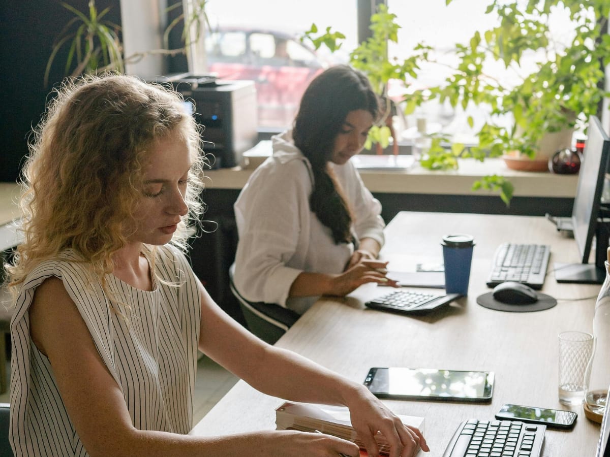 Con programas de mentoría e iniciativa Bee STEM UNED, la institución ha logrado atraer a un 30% más de mujeres a las carreras STEM.