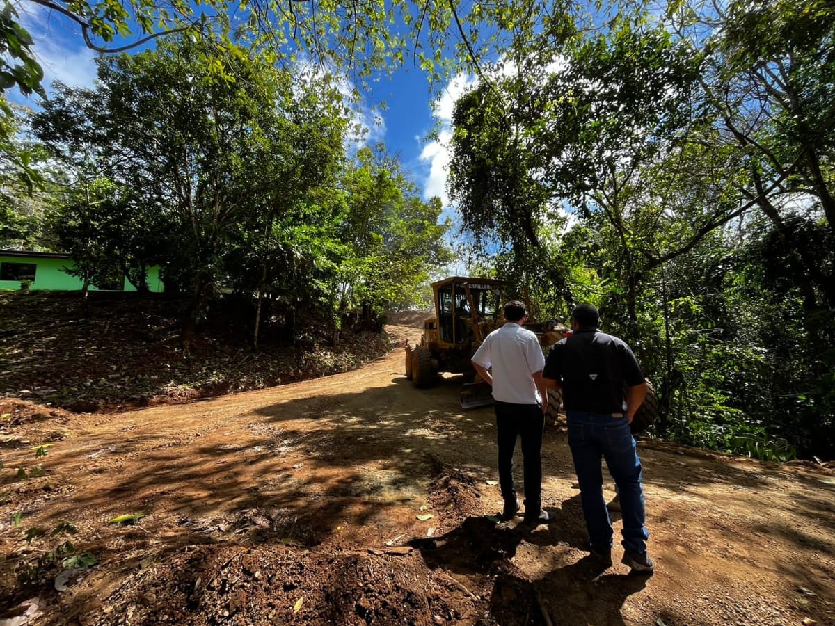 En el distrito Porvenir, del cantón de Nandayure, muchos caminos estuvieron abandonados por años, e incluso, algunos ya no eran más que trillos en tierra, generando gran cantidad de inconvenientes a los vecinos. 