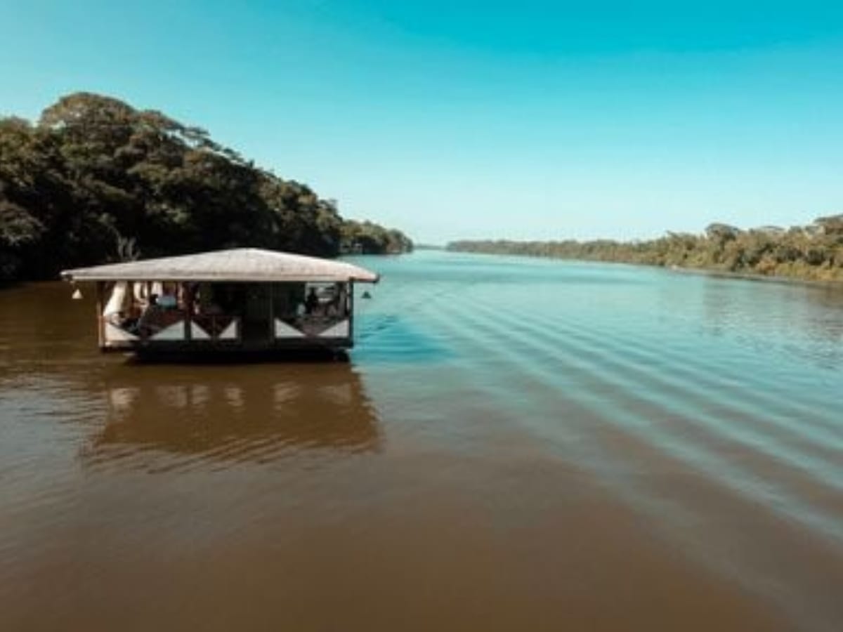 En este restaurante, los clientes pueden ir degustando la gastronomía mientras navegan el río disfrutan de la belleza escénica de Tortuguero en el Caribe Norte de Costa Rica.