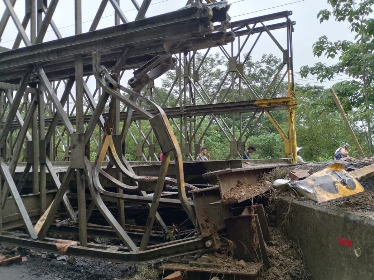 Tras el accidente ocurrido en el puente modular sobre río Coronado, ayer, al final de la tarde, se tuvo que cerrar el paso, ya que la viga de entrada al puente en sentido Punta Mala - Cortés se levantó, producto del impacto del cabezal; además, dos paneles del lado izquierdo están dañados.