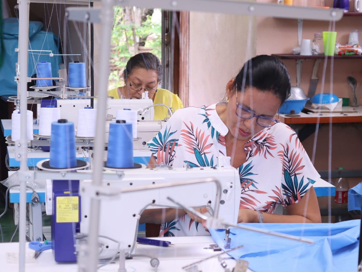 12 mujeres asociadas a la Cooperativa Autogestionaria de Maquila de Colorado de Abangares R.L., estaban usando máquinas que datan de 1988.
