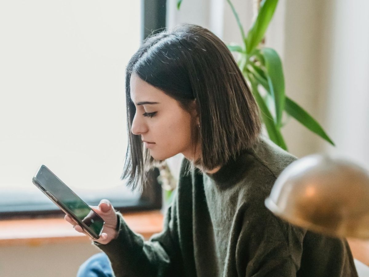 Falsas ofertas de empleo, estafas con criptomonedas y promesas de ganancias fáciles son las estafas más comunes. Aprende cómo puedes evitar las trampas digitales.