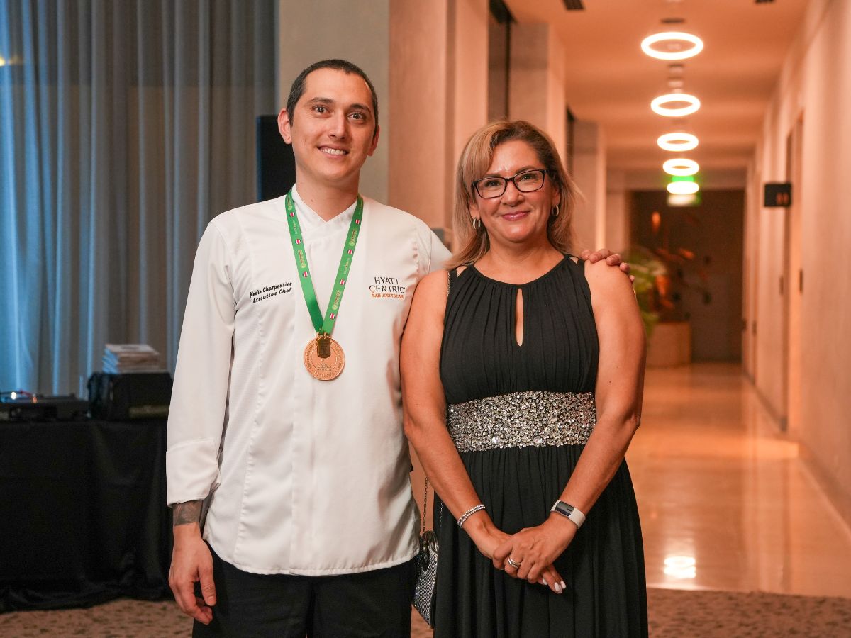 Kevin Charpentier Romero ha logrado convertirse en el primer chef ejecutivo certificado en gastronomía sostenible en Costa Rica a su lado, la Chef Lizbeth Rodríguez, Certificadora del programa, durante la presentación y entrega de la primera certificación el pasado 18 de junio en el Hotel Hyatt Centric San José Escazú.