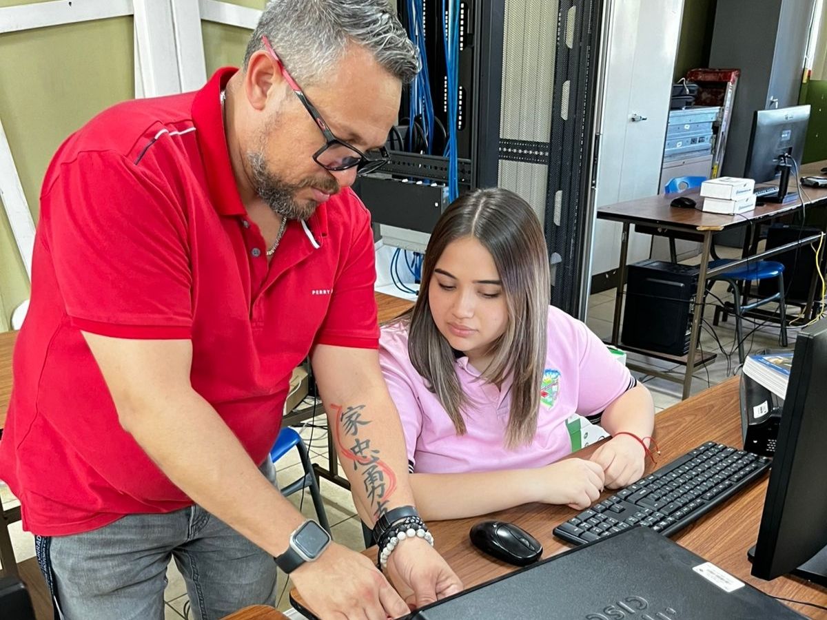 En un mundo donde la transformación digital está redefiniendo industrias, la demanda de talento en tecnologías de la información (TI) continúa creciendo de forma acelerada.
